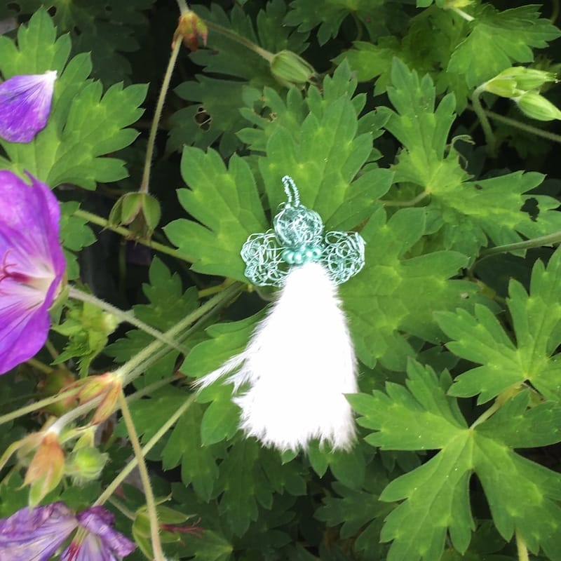 Karoo Angels - White Feathers and Malachite Wire Juweel Pendant