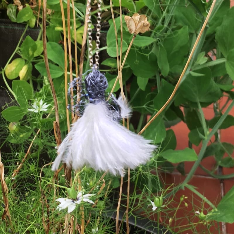 Karoo Angels - Cream Feathers and Hematite Wire Juweel Pendant